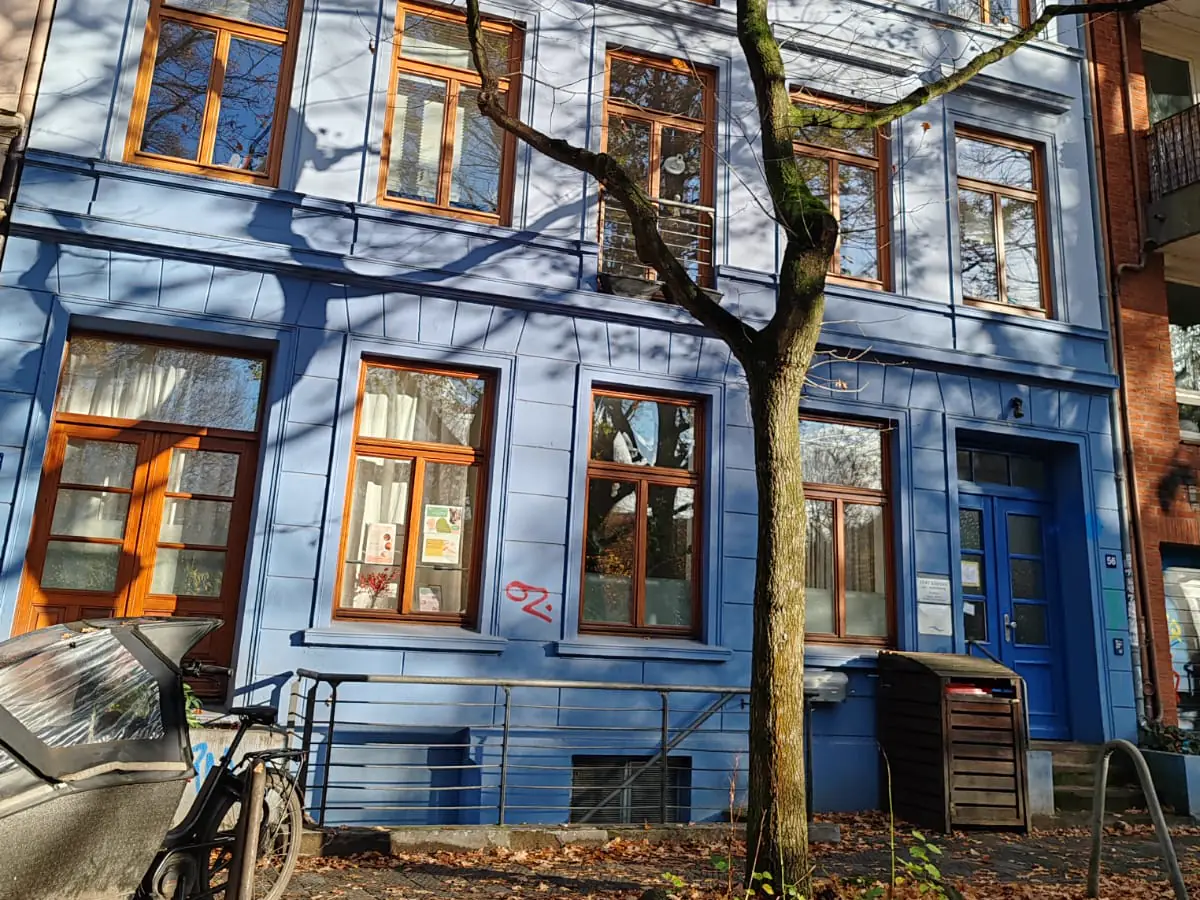 Das blaue Altbauhaus Eggerstedtstraße 56 in Hamburg-Altona, in dem das TINGS TCM Beauty Studio liegt