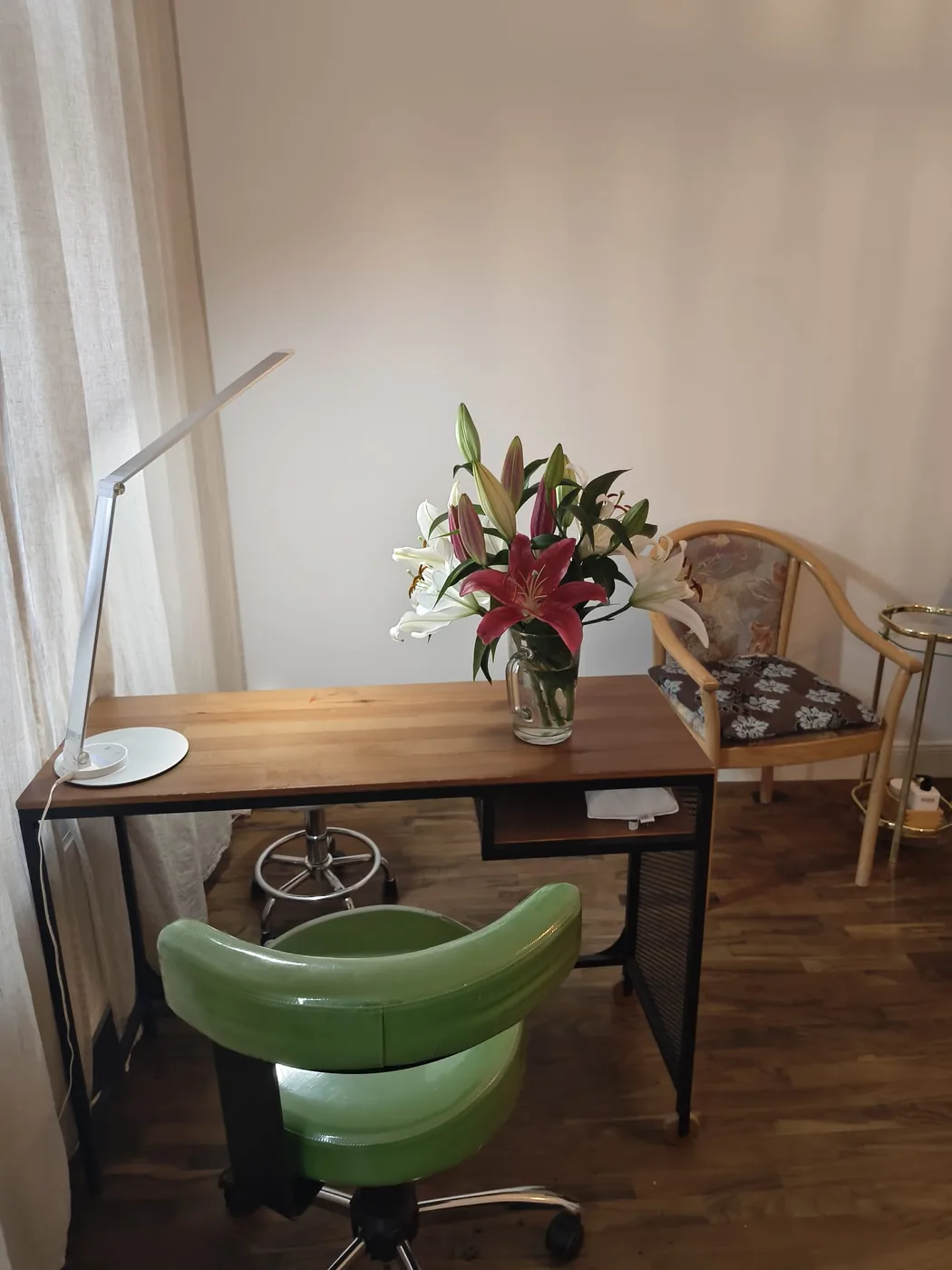 Maniküre-Platz mit Arbeitslampe und frischen Lilien
